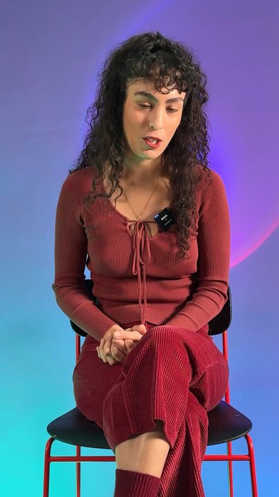 Yasmine Baïou fusionne folk, poésie et émotions brutes dans Créature Inhumaine (2024). Un univers intimiste, inspiré par Kate Bush et Georgia O’Keeffe, qui nous invite à un voyage musical entre rêve et réalité.