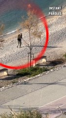 Cet homme âgé apporte l’eau de la mer à sa femme en béquille