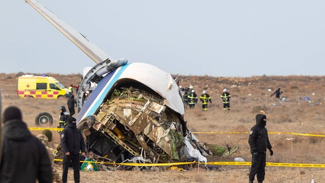 Nuevas hipótesis del avión que se estrelló en Kazajistán: habría sido derribado por misiles rusos