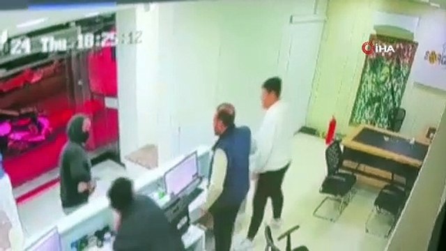 Döviz bürosundaki silahlı soygun anbean kamerada