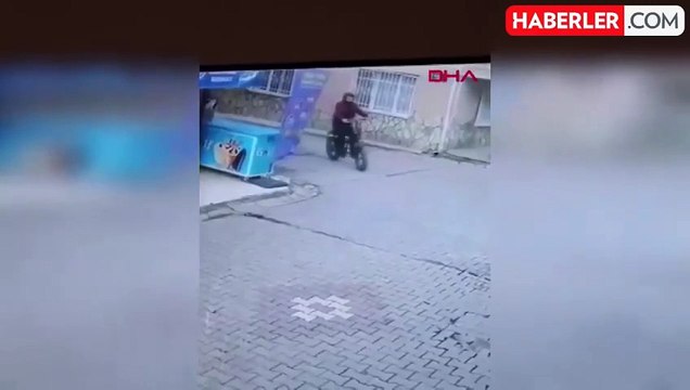 Yolda yürürken bisikletli saldırganın tacizine uğradı