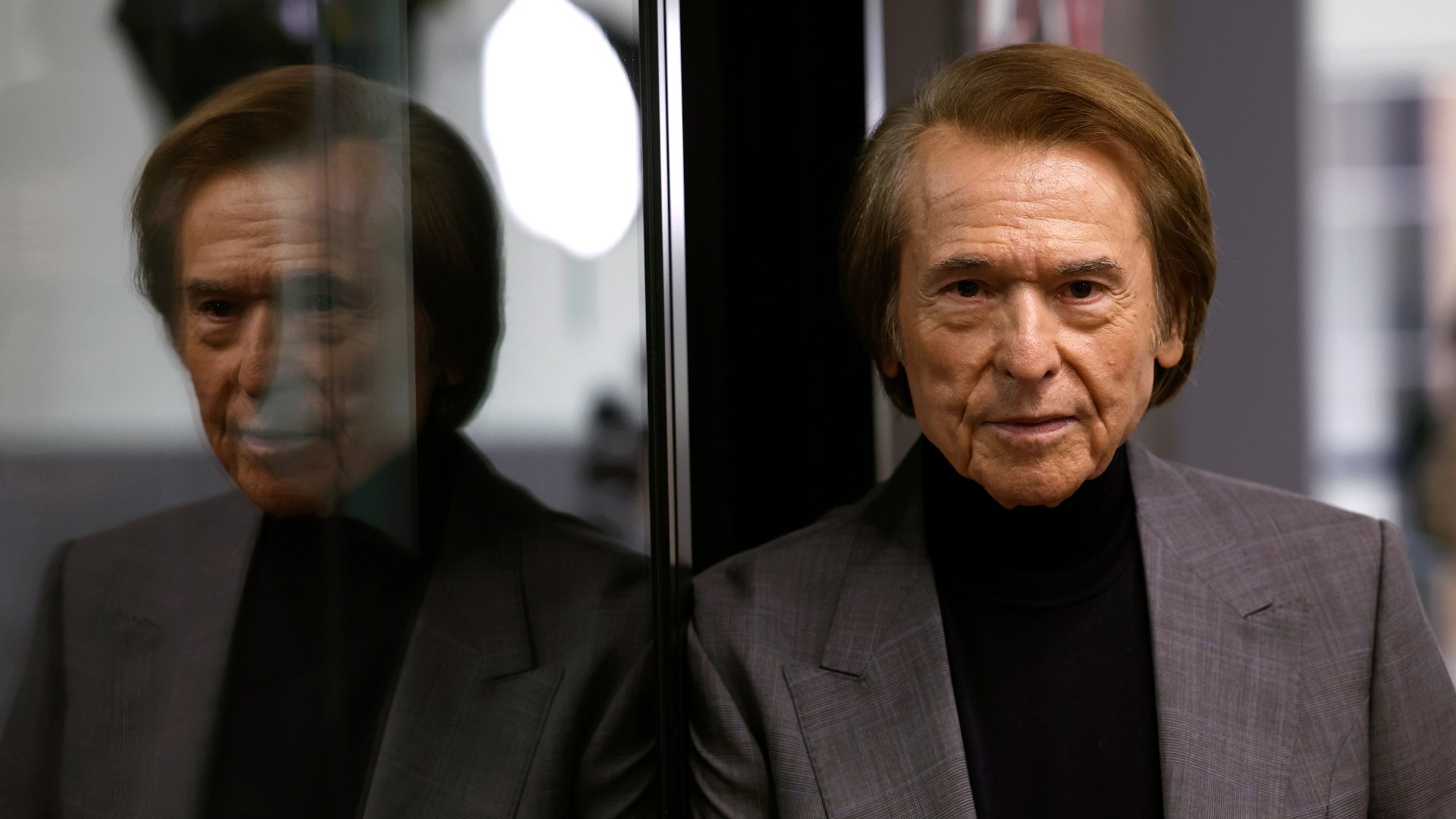 El Hospital Universitario 12 de Octubre ha anunciado que Raphael sufre un linfoma cerebral primario con dos n�dulos cerebrales en el hemisferio izquierdo. Siendo este el justificante de los s�ntomas neurol�gicos que present�.
El cantante ingres� en dicho hospital el pasado mi�rcoles 18 de diciembre y durante su ingreso, seg�n el comunicado del centro sanitario, se ha puesto en marcha el tratamiento espec�fico para esta patolog�a que continuar� de forma ambulatoria. Por ello, Raphael recibir� el alta "previsiblemente en los pr�ximos d�as".
Por su parte, su agencia de representaci�n RLM ha comunicado que se cancelan por "prescripci�n m�dica" los pr�ximos conciertos que ten�a previstos a principios de 2025 en EE.UU., Rep�blica Dominicana, Costa Rica, Puerto Rico y M�xico.
En los siguientes meses, Raphael se someter� a un tratamiento ambulatorio especializado para abordar dicha patolog�a. Por ello, su equipo m�dico ha recomendado un periodo prolongado de reposo y descanso mientras dure el tratamiento.
"En nombre del artista, pedimos disculpas por las molestias que pueda haber ocasionado la cancelaci�n de estos conciertos y reiteramos el agradecimiento por el apoyo incondicional y el cari�o que recibe a diario de su p�blico, medios de comunicaci�n, compa�eros y amigos. Con la esperanza de una pronta recuperaci�n, Raphael conf�a en poder retomar su agenda y reencontrarse pronto con su p�blico", asegura RLM.