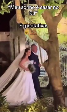 Noiva tem buquê roubado, no Rio de Janeiro, por ciclista na hora de entrar na igreja