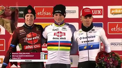 Van der Poel da otra exhibición en la Copa del Mundo de Gavere y sigue con pleno de victorias
