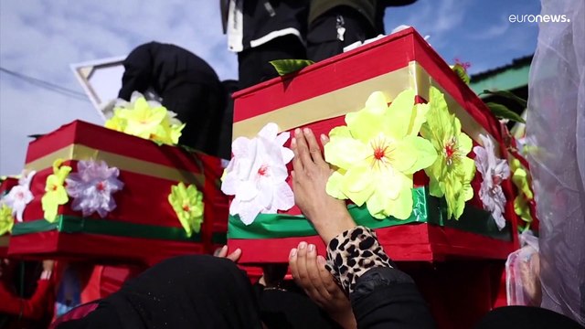 الآلاف يشيعون جثامين 6 مقاتلين من قسد بعد مقتلهم في اشتباكات مع القوات المدعومة من تركيا