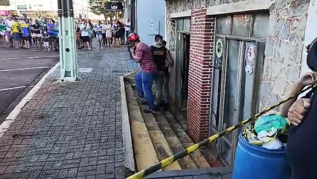 Equipes atuam em resgate de mãe e filha que caíram em fossa desativada após piso de casa ceder