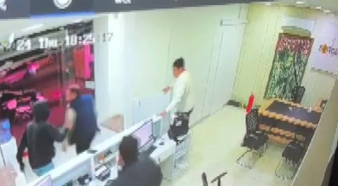 Döviz bürosunu gasbedip, çalışanı rehin alan şüpheli yakalandı; olay anı kamerada