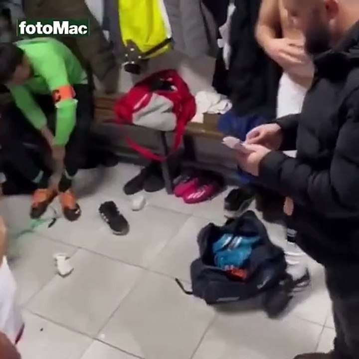 Kulüp başkanı futbolculara galibiyet primini elden verdi