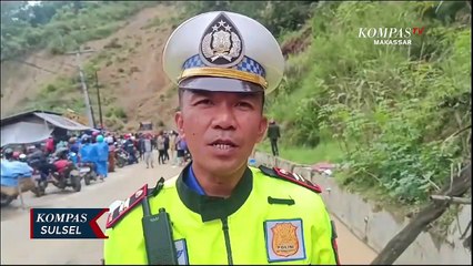 Dua Mobil Rusak Tertimpa Longsor