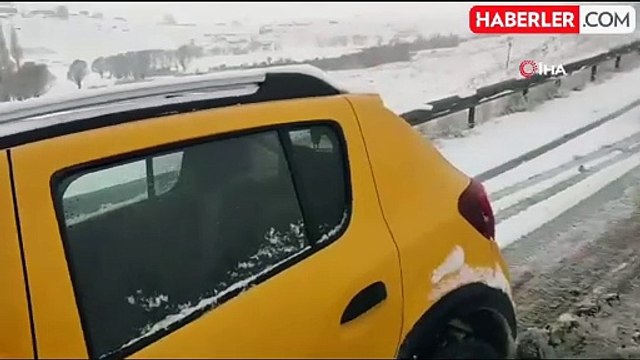 Van'ın Başkale İlçesinde Kar Yağışı Sürücülere Zor Anlar Yaşattı