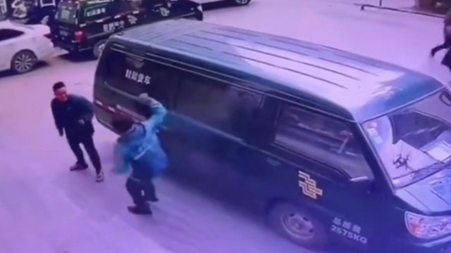 Slapstick-Szene, in der zwei Männer durch einen fahrenden Lieferwagen zunehmend verwirrt werden