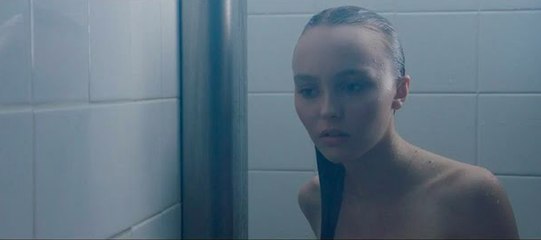 Lily-Rose Depp : Shower Scene