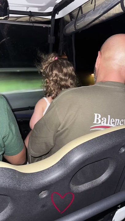 Vitaa en vacances avec son mari Hicham et leurs 3 enfants au soleil. Décembre 2024.