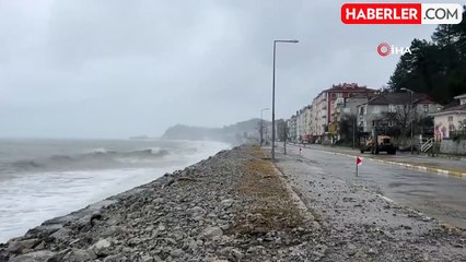 Karadeniz'deki Dev Dalgalar İnebolu Sahil Yoluna Zarar Verdi