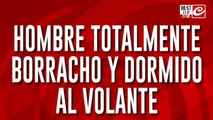 Estaba totalmente y borracho se quedó dormido al volante en medio de la calle