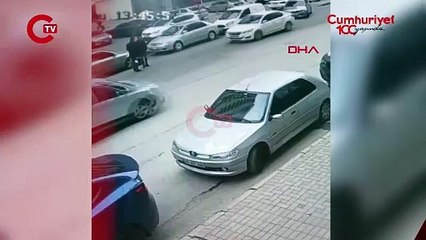 Husumetlisini yolda tabanca ile yaraladı; o anlar kamerada