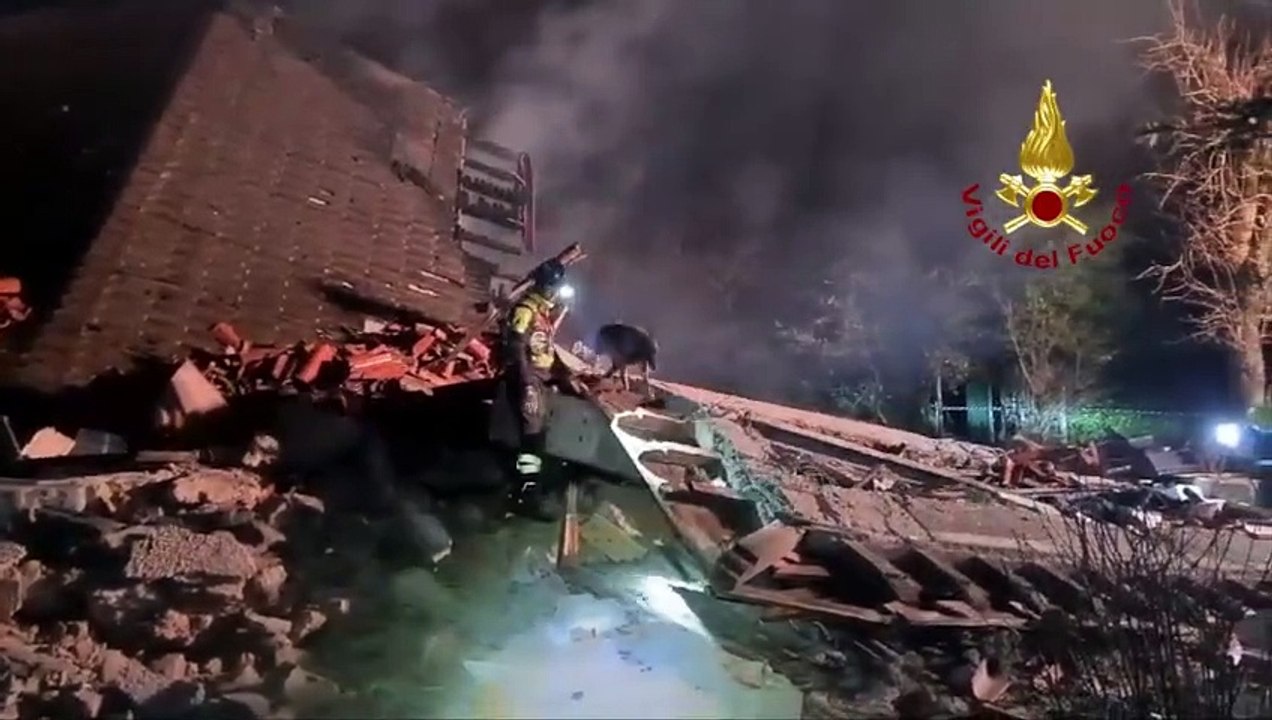 Crollo di una villetta nel Lucchese, vigili del fuoco a lavoro per trovare i dispersi