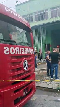 Incêndio destrói fábrica de lençóis na Penha