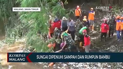 Petugas Bersihkan Sampah di Aliran Sungai Amprong