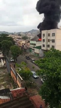 Incêndio destrói fábrica de lençóis na Penha