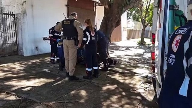 Homem em surto começa a subir em postes e precisa ser contido pelas equipes do Samu e PM