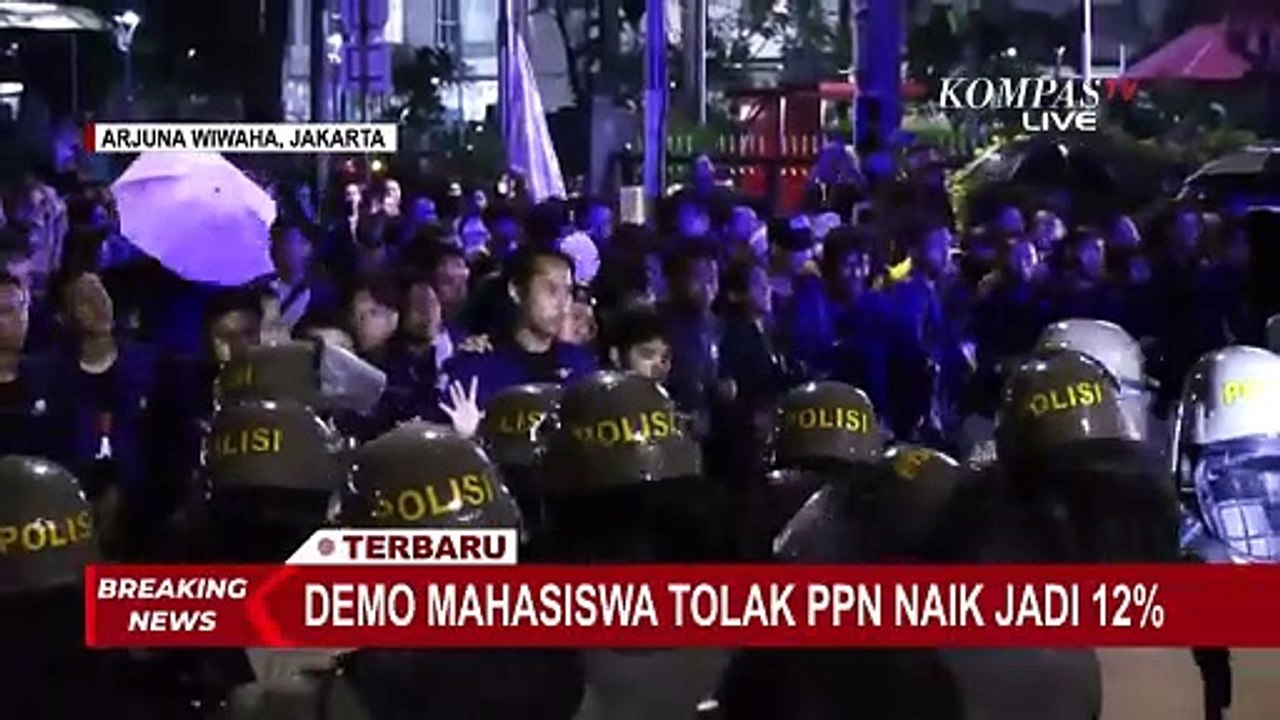 Suasana di Patung Kuda, Polisi Pukul Mundur Mahasiswa yang Demo Tolak PPN 12 Persen
