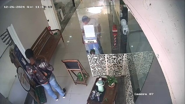 VÍDEO: Assaltantes fazem reféns e levam Iphones em loja de Salvador; prejuízo chega a R$ 70 mil