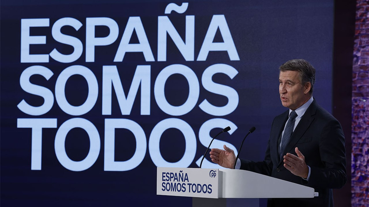 Feijóo vaticina un 2025 con el Gobierno "entre los juzgados y Waterloo" tras un año perdido