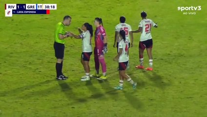 Imágen donde puede ver a Candela Díaz dirigirse a un alcanzapelotas e imitar el gesto de un mono.