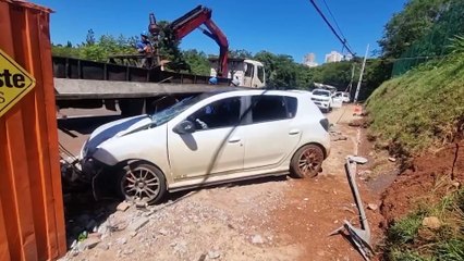 Sandero R.S. bate contra poste e estrutura cai em cima do veículo