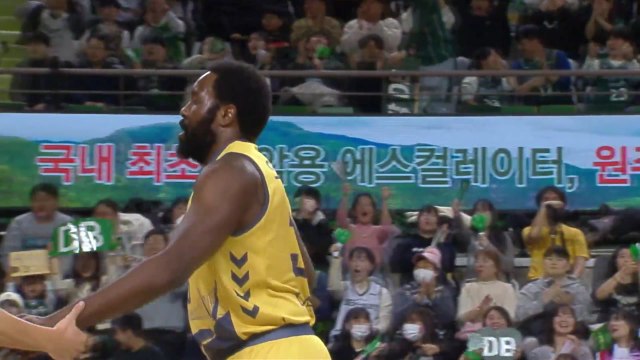 '오누아쿠 34득점' DB, 선두 SK 꺾고 연패 탈출 / YTN