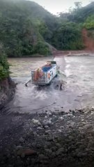 LA PAZ: Un camión se volcó en un río