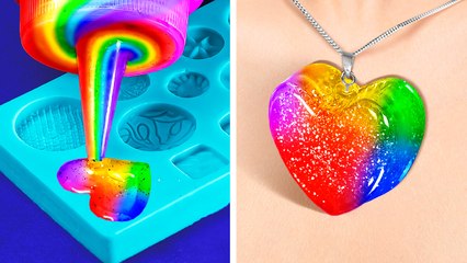 Make a unique pendant just out of crayons😍 by 123 GO! Kevin