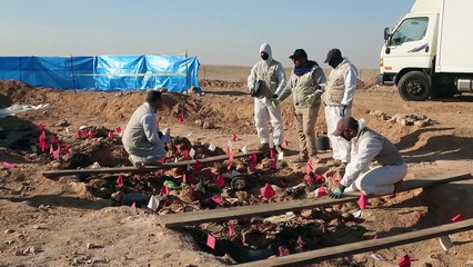 Exhuman los restos de un centenar de mujeres y niños kurdos de una fosa en Irak