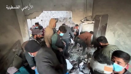 فلسطينيون يعاينون الدمار بعد قصف إسرائيلي ليلي على غزة