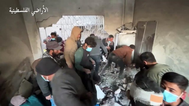 فلسطينيون يعاينون الدمار بعد قصف إسرائيلي ليلي على غزة