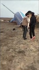 لقطات توثق ابتعاد الناجين عن حطام الطائرة المنكوبة في كازاخستان