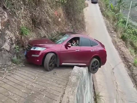 El coche al borde del vacío y hace esta maniobra espectacular que pudo acabar muy mal