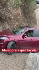 El coche al borde del vacío y hace esta maniobra espectacular que pudo acabar muy mal