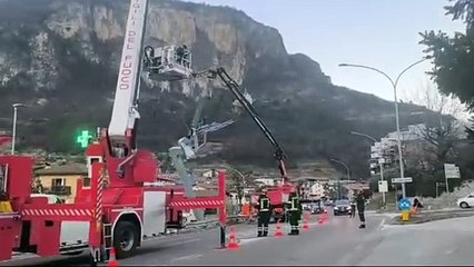 Mori, camion urta un grande cartello stradale: intergono i pompieri