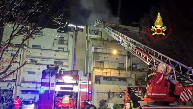Incendio ad Ancona, palazzina evacuata: video