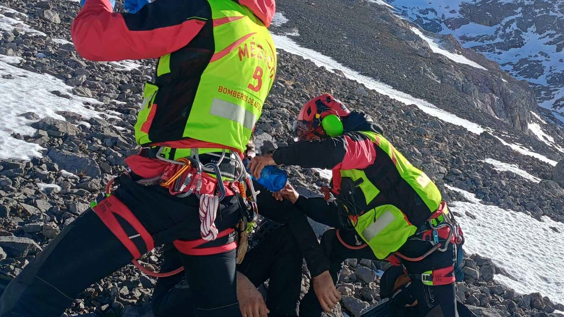 El operativo de b�squeda ha localizado con vida al joven leon�s de 23 a�os desaparecido en los Picos de Europa desde el pasado lunes. El monta�ero ha sido evacuado en helic�ptero al Hospital Universitario Central de Asturias (HUCA) con un traumatismo craneoencef�lico y varias fracturas.
El Servicio de Emergencias del Principado de Asturias (SEPA) inform� que el equipo de rescate localiz� al joven mientras rastreaba la zona entre el Refugio del Urriellu y Horcada de Ca�n, en el Macizo Oriental. Los rescatistas escucharon gritos de auxilio procedentes del Jou de los Boches, en el concejo de Cabrales, y desviaron su ruta hacia ese punto, alertando al helic�ptero medicalizado del SEPA que tambi�n participaba en la b�squeda.
Desde el aire, los rescatadores divisaron al monta�ero, que permanec�a en pie para hacerse visible. Tras descender hasta su ubicaci�n, confirmaron que se trataba del joven desaparecido. Los equipos de rescate lo estabilizaron antes de trasladarlo en helic�ptero al HUCA, donde lleg� alrededor de las 15:30 horas.
La b�squeda comenz� el mi�rcoles, 25 de diciembre, despu�s de que la familia alertara de que no ten�an noticias del joven desde el lunes, cuando realizaba una ruta de monta�a entre Bejes (Cantabria) y Covadonga (Asturias). La �ltima comunicaci�n con �l hab�a sido desde el refugio del Caset�n de �ndara, en Cantabria, desde donde planeaba descender hacia Sotres, en Cabrales, donde se estableci� un centro de mando avanzado para coordinar la b�squeda.
El operativo, que contaba con medios terrestres y a�reos de Asturias y Cantabria, se reanud� esta ma�ana tras suspenderse la noche anterior por falta de luz. Los efectivos se dividieron para abarcar las amplias zonas de b�squeda.
En Asturias, los guardas del medio natural y la Unidad de Drones del SEPA, equipada con tecnolog�a 'LifeSeeker' para detectar tel�fonos m�viles encendidos, rastreaban la zona de Pand�bano-Bulnes. Mientras tanto, en Cantabria, la Unidad de Drones, la Unidad Canina y el equipo de rescate inspeccionaban el �rea de las Caba�as de Pand�bano al aparcamiento.
El Grupo de Rescate de Bomberos del SEPA se centr� en Las Mo�as, la canal de La Cel�, las Mo�etas, Amuesa y Piedra Bellida, mientras que los equipos de monta�a de la Guardia Civil (GREIM) rastreaban collado Vallejo, La Tenerosa, Urriellu, Caba�a Ver�nica, Cambureru y la canal de Valcos�n. Los helic�pteros del SEPA, Cantabria y la Guardia Civil alternaron vuelos para cubrir la b�squeda desde el aire.