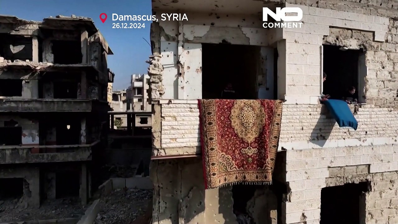 Casal de idosos sírios regressa a casa em ruínas em Harasta, com esperança apesar da destruição