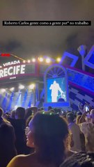 Roberto Carlos critica aglomeração de fotógrafos e policiais em frente ao palco durante show