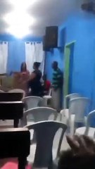 Mulher descobre traição e expõe marido e amante na igreja; assista
