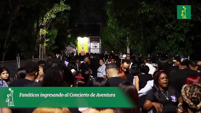 Fanáticos ingresando al Concierto de Aventura