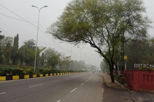Rajasthan Weather : गलनभरी सर्दी के बीच राजधानी जयपुर में छाया घना कोहरा