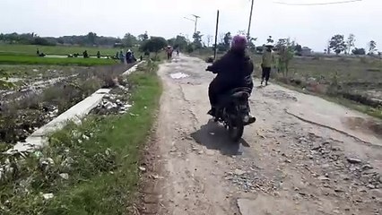 Jalan di Desa  Wanakaya Gunung Jati Rusak Berlubang
