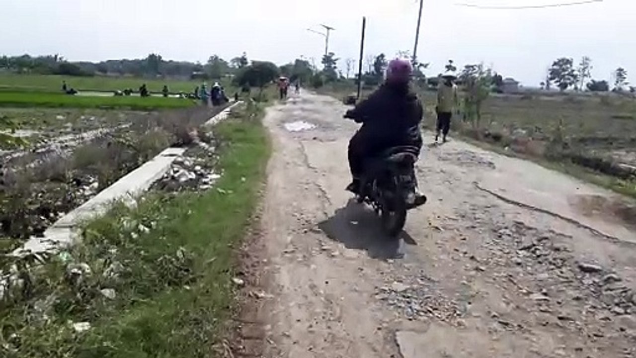 Jalan di Desa  Wanakaya Gunung Jati Rusak Berlubang