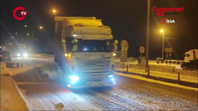 Erzurum’da kar yağışı Çok sayıda araç yolda kaldı!